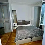 2 Bedroom With Spacious Terrace Minutes From Champs Elysees