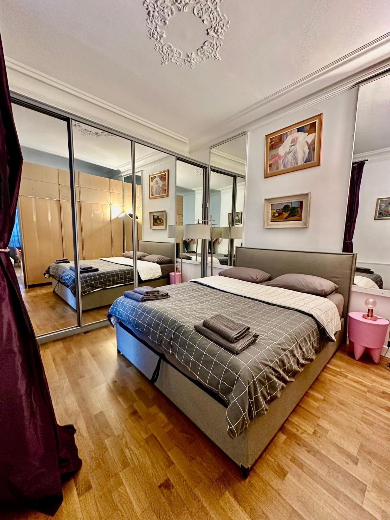 2 Bedroom With Spacious Terrace Minutes From Champs Elysees Parijs
