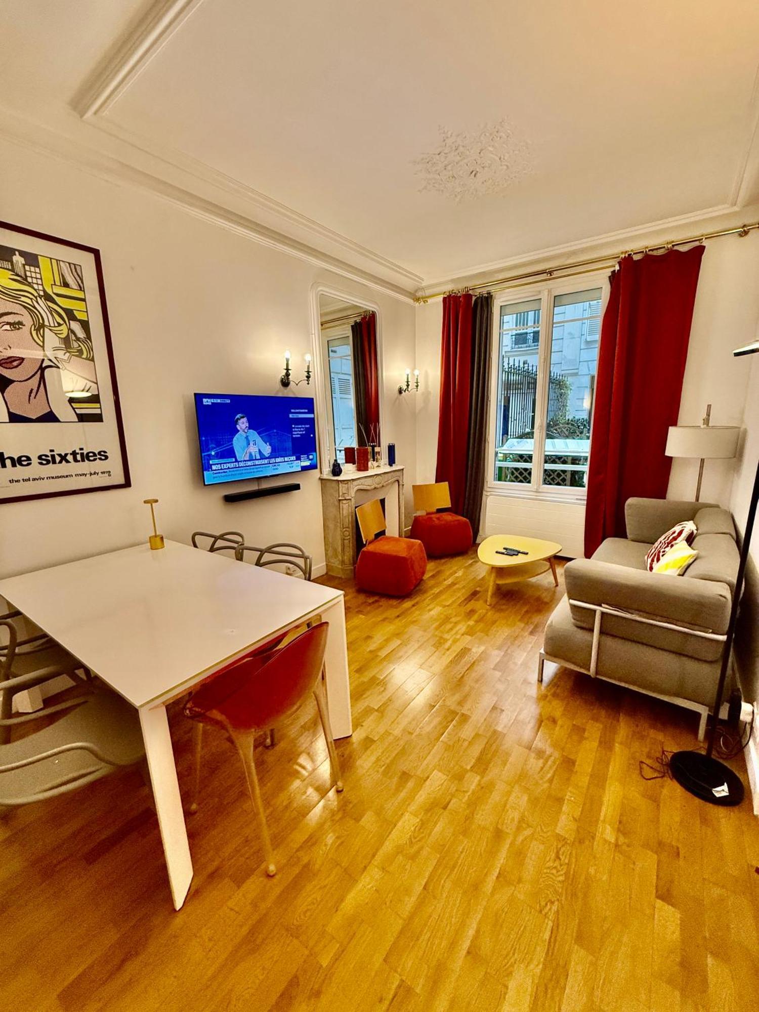 Appartement 2 Bedroom With Spacious Terrace Minutes From Champs Elysees Parijs