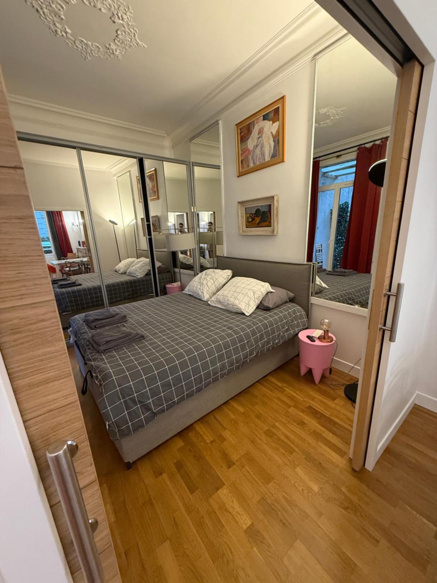 2 Bedroom With Spacious Terrace Minutes From Champs Elysees * Parijs
